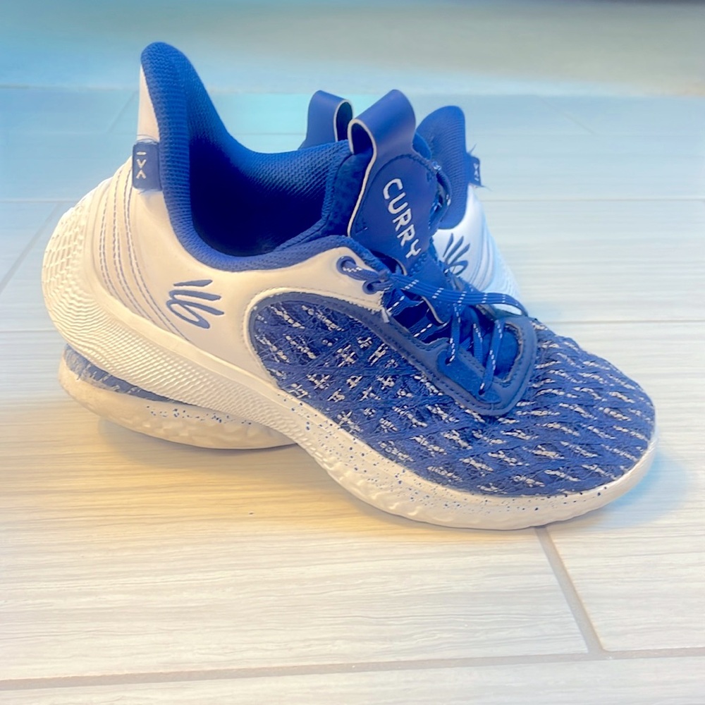 Men’s Under Curry Armor royal blue basketball shoes. Size 7.5